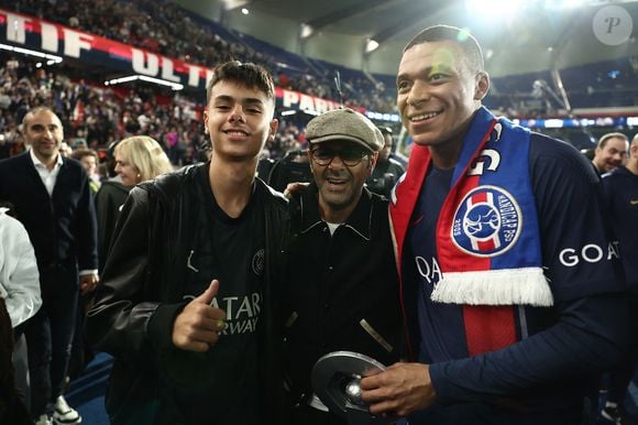 Sur place, il a retrouvé Kylian Mbappé et sa famille, offrant l’occasion parfaite pour un selfie dans les tribunes.

Jamel Debbouze avec son fils Léon, Kylian Mbappé - Dernier match de Kylian Mbappé (25 ans) avec le PSG en Ligue 1 Uber Eats lors de la rencontre "PSG-Toulouse" (1-3) au Parc des Princes à Paris le 12 mai 2024. © Franck Fife / Pool /Bestimage