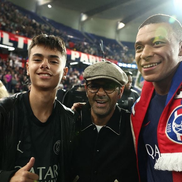 Sur place, il a retrouvé Kylian Mbappé et sa famille, offrant l’occasion parfaite pour un selfie dans les tribunes.

Jamel Debbouze avec son fils Léon, Kylian Mbappé - Dernier match de Kylian Mbappé (25 ans) avec le PSG en Ligue 1 Uber Eats lors de la rencontre "PSG-Toulouse" (1-3) au Parc des Princes à Paris le 12 mai 2024. © Franck Fife / Pool /Bestimage