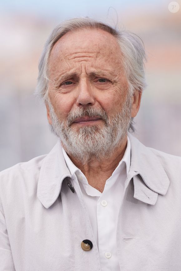 Qui n'est autre que Fabrice Luchini

Fabrice Luchini - Photocall du film "Marcello Mio" (Compétition) lors du 77ème Festival International du Film de Cannes (14 - 25 mai 2024), le 22 mai 2024. 
© Moreau / Jacovides / Bestimage