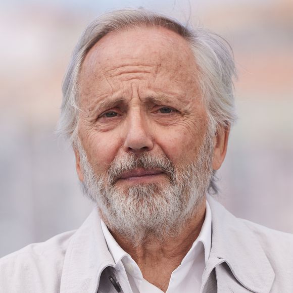 Qui n'est autre que Fabrice Luchini

Fabrice Luchini - Photocall du film "Marcello Mio" (Compétition) lors du 77ème Festival International du Film de Cannes (14 - 25 mai 2024), le 22 mai 2024. 
© Moreau / Jacovides / Bestimage