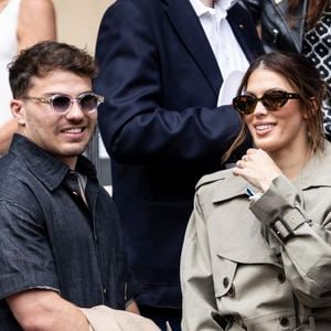 Antoine Dupont et sa compagne Iris Mittenaere en tribunes lors de la finale messieurs des Internationaux de France de Tennis de Roland Garros 2025 (jour 15), à Paris, France, le 8 juin 2025. © Cyril Moreau/Bestimage
