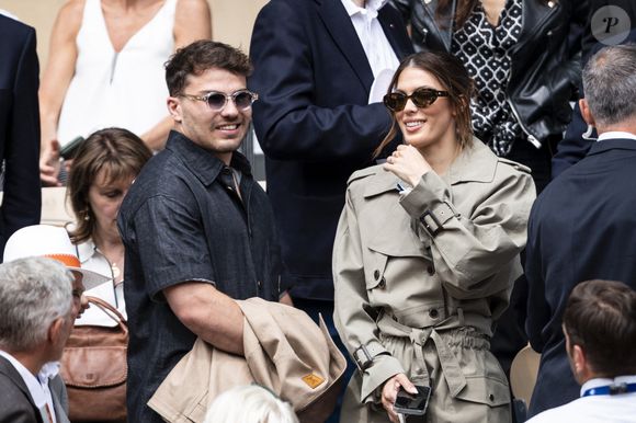 Antoine Dupont et sa compagne Iris Mittenaere en tribunes lors de la finale messieurs des Internationaux de France de Tennis de Roland Garros 2025 (jour 15), à Paris, France, le 8 juin 2025. © Cyril Moreau/Bestimage