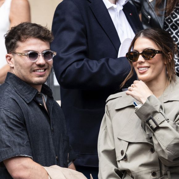 Antoine Dupont et sa compagne Iris Mittenaere en tribunes lors de la finale messieurs des Internationaux de France de Tennis de Roland Garros 2025 (jour 15), à Paris, France, le 8 juin 2025. © Cyril Moreau/Bestimage