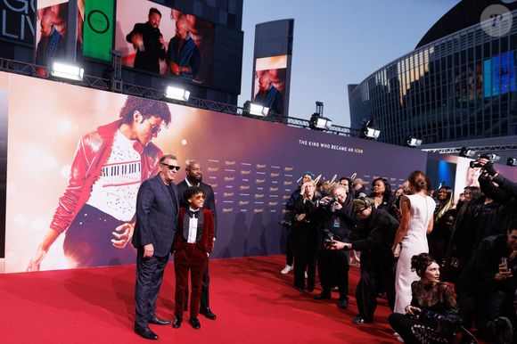 Jaafar Jackson, le neveu de 29 ans de Michael Jackson choisi pour interpréter son oncle dans le long-métrage, était bien évidemment au rendez-vous ce vendredi 10 avril 2026, tout comme plusieurs membres de la famille Jackson.

 Graham King (de gauche à droite), Juliano Valdi et Antoine Fuqua avant la première du film "Michael". 10 avril 2026, Berlin. Photo : Carsten Koall/DPA/ABACAPRESS.COM
