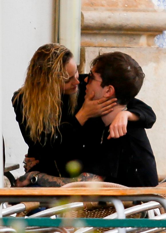Depuis, Gabriel-Kane Day-Lewis multiplie les conquêtes.
Gabriel-Kane Day-Lewis (fils de Daniel Day-Lewis et d'Isabelle Adjani) vit sur un petit nuage avec sa nouvelle compagne la mannequin allemande Elena Carrière (fille de l’acteur allemand Mathieu Carrière). Le jeune couple se balade sous la pluie, fait du shopping et s’embrasse tendrement à la terrasse d’un snack-bar "Alagoa" à Faro au Portugal, le 25 octobre 2016.
