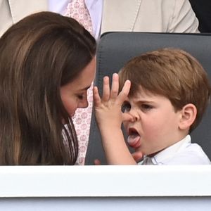 Les espiègleries du petit François ont rapidement fait penser à celles du Prince Louis de Galles, le troisième enfant du Prince William et de son épouse Kate Middleton.

Boris Johnson, Kate Catherine Middleton, duchesse de Cambridge et leurs enfants, le prince Louis, Mike Tindall, Mia Tindall - La famille royale d'Angleterre lors de la parade devant le palais de Buckingham, à l'occasion du jubilé de la reine d'Angleterre. le 5 juin 2022 © AGENCE / BESTIMAGE