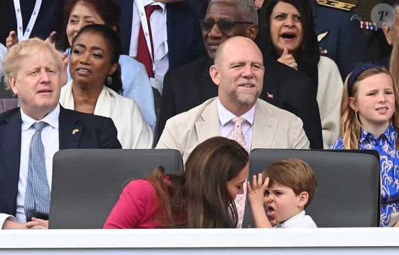 Les espiègleries du petit François ont rapidement fait penser à celles du Prince Louis de Galles, le troisième enfant du Prince William et de son épouse Kate Middleton.

Boris Johnson, Kate Catherine Middleton, duchesse de Cambridge et leurs enfants, le prince Louis, Mike Tindall, Mia Tindall - La famille royale d'Angleterre lors de la parade devant le palais de Buckingham, à l'occasion du jubilé de la reine d'Angleterre. le 5 juin 2022 © AGENCE / BESTIMAGE