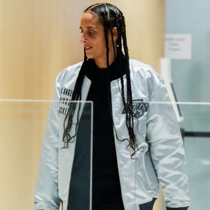 Roxane Depardieu au procès de son père G.Depardieu pour agressions sexuelles sur deux femmes lors d'un tournage de film en 2021, au tribunal correctionnel de Paris, France, le 27 mars 2025. Depardieu, 76 ans, qui a réalisé plus de 200 films et séries télévisées, a été accusé de comportement inapproprié par une vingtaine de femmes, mais c'est la première affaire à être jugée. Les deux plaignantes - Amélie, 54 ans, décoratrice, et Sarah (nom modifié), 34 ans, assistante réalisatrice - allèguent une agression sexuelle lors du tournage en 2021 de « Les Volets Verts » du réalisateur Jean Becker. © Christophe Clovis/Bestimage