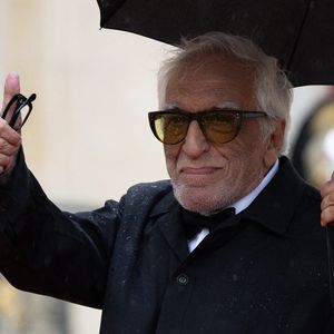 L'acteur français Gérard Darmon entouré de la directrice de France Media Monde Marie-Christine Saragosse lors de leur arrivée au palais présidentiel de l'Elysée avant un dîner d'Etat avec les présidents français et brésilien à Paris le 5 juin 2025. Photo par Raphael Lafargue/ABACAPRESS.COM