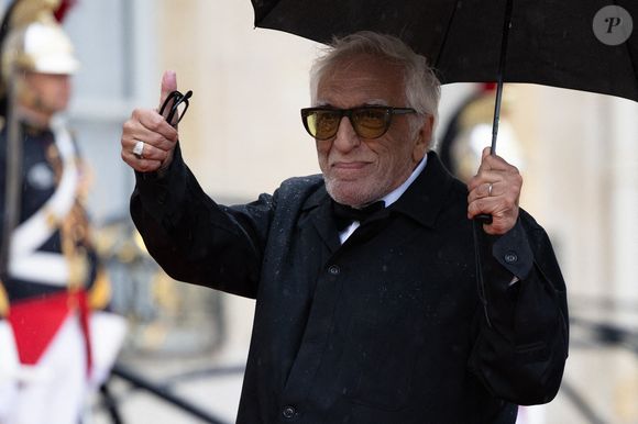 L'acteur français Gérard Darmon entouré de la directrice de France Media Monde Marie-Christine Saragosse lors de leur arrivée au palais présidentiel de l'Elysée avant un dîner d'Etat avec les présidents français et brésilien à Paris le 5 juin 2025. Photo par Raphael Lafargue/ABACAPRESS.COM