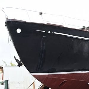 Le navire sera ensuite saisi par un groupe de hippies impliqués dans un trafic de drogue entre la Thaïlande et la Californie, puis revendu à un Néo-Zélandais.

27 juillet 2023 - Le navire "Askoy II", ayant appartenu à Jacques Brel, remis à l'eau à Zeebruges (Belgique), après 15 ans de restauration.

Photo : Photonews / Bestimage