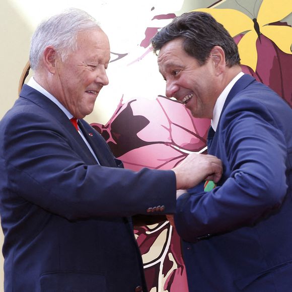 Semi Exclusif -  Laurent Gerra reçoit les insignes de Chevalier dans l’ordre du Mérite Agricole des mains de Monsieur Georges Blanc, chef triplement étoilé, au Restaurant Léon de Lyon à Lyon, France, le 3 septembre 2023. © Pascal Fayolle/Bestimage
