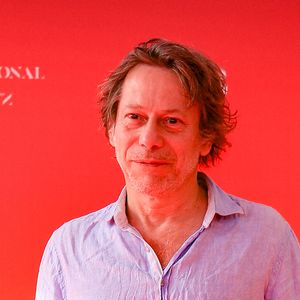 Mathieu Amalric sur le tapis rouge du photocall de la première du film "Une année difficile" lors du 1er Festival International du Film de Biarritz "Nouvelles vagues" à Biarritz, France, le 30 juin 2023. © Christophe de Prada/Bestimage
