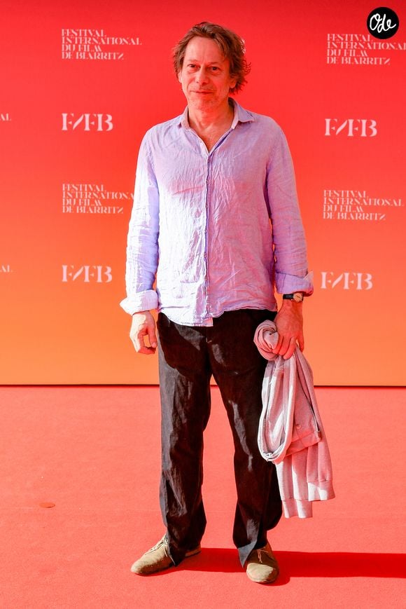 Mathieu Amalric sur le tapis rouge du photocall de la première du film "Une année difficile" lors du 1er Festival International du Film de Biarritz "Nouvelles vagues" à Biarritz, France, le 30 juin 2023. © Christophe de Prada/Bestimage