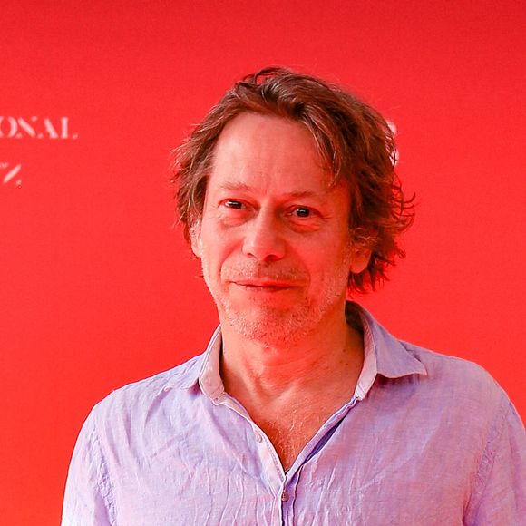 Mathieu Amalric sur le tapis rouge du photocall de la première du film "Une année difficile" lors du 1er Festival International du Film de Biarritz "Nouvelles vagues" à Biarritz, France, le 30 juin 2023. © Christophe de Prada/Bestimage