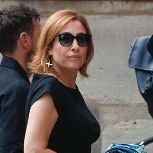 Léa Salamé et Hugo Clément - Arrivées aux obsèques de Thierry Ardisson en l’église Saint-Roch de Paris, France, le 17 juillet 2025. © Clovis-Jacovides/Bestimage