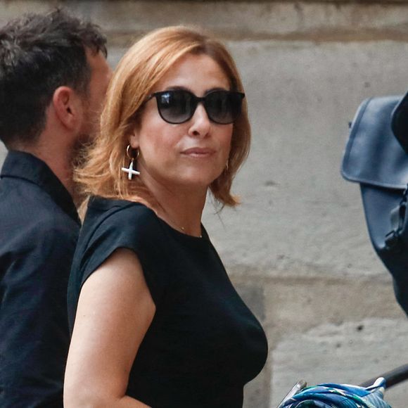 Léa Salamé et Hugo Clément - Arrivées aux obsèques de Thierry Ardisson en l’église Saint-Roch de Paris, France, le 17 juillet 2025. © Clovis-Jacovides/Bestimage