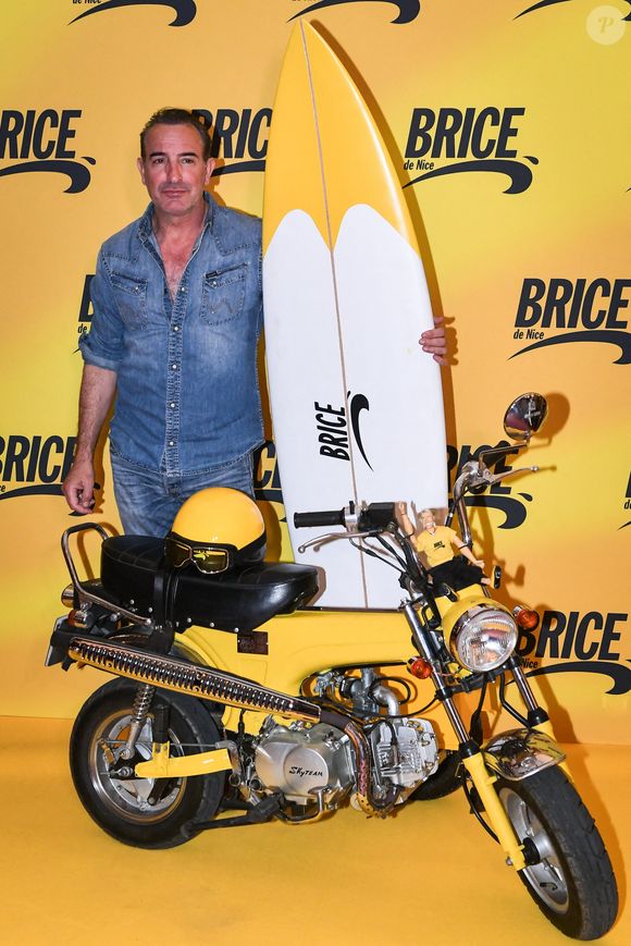 L'acteur français Jean Dujardin pose pour une séance photo pour le film Brice de Nice au cinéma Grand Rex à Paris, le 6 avril 2025. Photo de Firas Abdullah/ABACAPRESS.COM