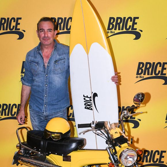 L'acteur français Jean Dujardin pose pour une séance photo pour le film Brice de Nice au cinéma Grand Rex à Paris, le 6 avril 2025. Photo de Firas Abdullah/ABACAPRESS.COM