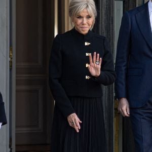 Brigitte Macron (Bottes Louboutin, veste Louis Vuitton et jupe Claudie Pierlot) - Accueil du roi d'Espagne Felipe VI avant un déjeuner de travail au palais de l'Elysée à Paris le 13 janvier 2026. © Florian Savina / Bestimage