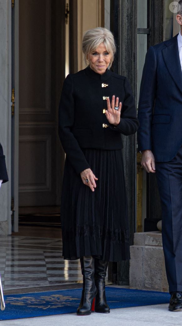 Brigitte Macron (Bottes Louboutin, veste Louis Vuitton et jupe Claudie Pierlot) - Accueil du roi d'Espagne Felipe VI avant un déjeuner de travail au palais de l'Elysée à Paris le 13 janvier 2026. © Florian Savina / Bestimage