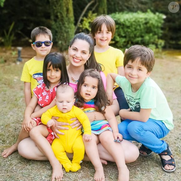 Il s'agit de la tribu Weiner, portée par les parents Héloïse et Mathias, à la tête d'une fratrie de sept enfants.

Héloïse Weiner de "Familles nombreuses" avec ses enfants
