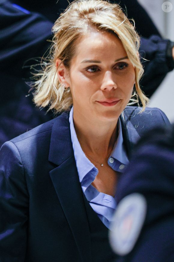 Sa fille, Tiphaine Auzière, a témoigné au tribunal pour dénoncer les effets de cette infox sur la santé de sa mère.

Tiphaine Auzière à la sortie du procès de dix personnes (huit hommes et deux femmes) jugées pour cyberharcèlement sexiste contre La Première Dame B.Macron au tribunal correctionnel de Paris, France, le 27 octobre 2025. A.Pourson-Atlan, publiciste de 41 ans, connu sur les réseaux sociaux sous le nom de "Zoé Sagan", est un des personnages-clés de cette affaire, dans laquelle il est défendu par maître, J.Branco. Cette campagne de haine en ligne, relayant la fausse information selon laquelle la femme du chef de l'Etat serait un homme transgenre, a poussé la première dame de France à porter plainte en août 2024. © Julien Sarkissian/Bestimage