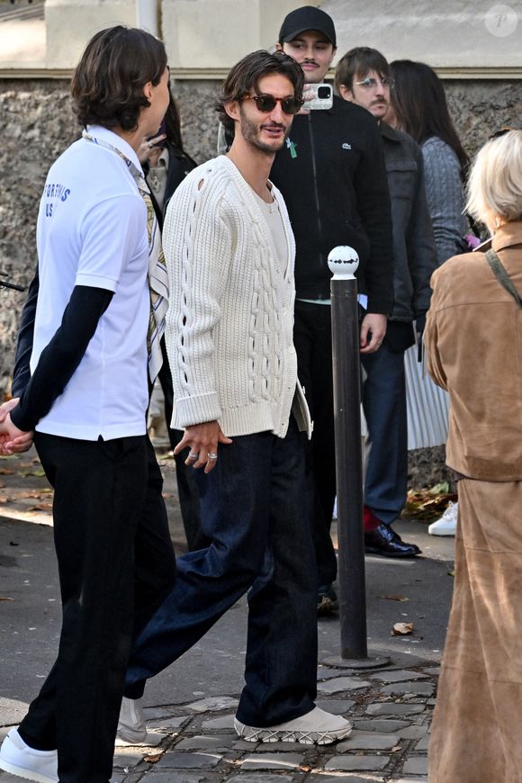 Pierre Niney arrive au défilé Lacoste à la Paris Fashion Week à Paris, France. Photo de Julien Reynaud/APS-Medias/ABACAPRESS.COM