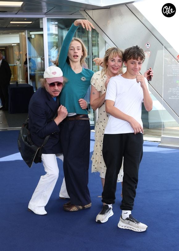 Philippe Katerine, Julie Depardieu et leurs enfants Billy et Alfred  - Séance photo du film « Les derniers jours de Charles Baudelaire » lors de la 65e édition du Festival de télévision de Monte-Carlo, le 14 juin 2026

 © Denis Guignebourg /Bestimage
