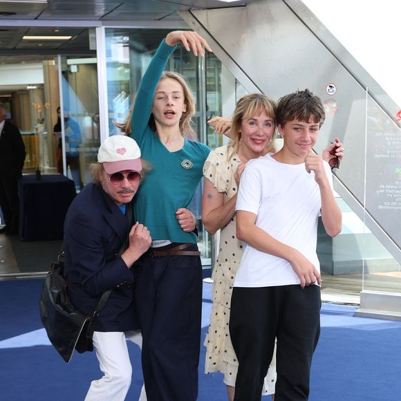 Philippe Katerine, Julie Depardieu et leurs enfants Billy et Alfred  - Séance photo du film « Les derniers jours de Charles Baudelaire » lors de la 65e édition du Festival de télévision de Monte-Carlo, le 14 juin 2026

 © Denis Guignebourg /Bestimage