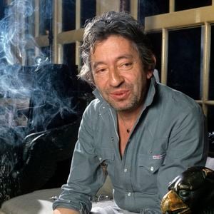 Archives - En France, à Paris, Serge Gainsbourg chez lui, dans son hôtel particulier de la rue de Verneuil, posant au milieu de son bric-à-brac où il entasse des objets hétéroclites en mai 1985. © Michel Marizy via Bestimage