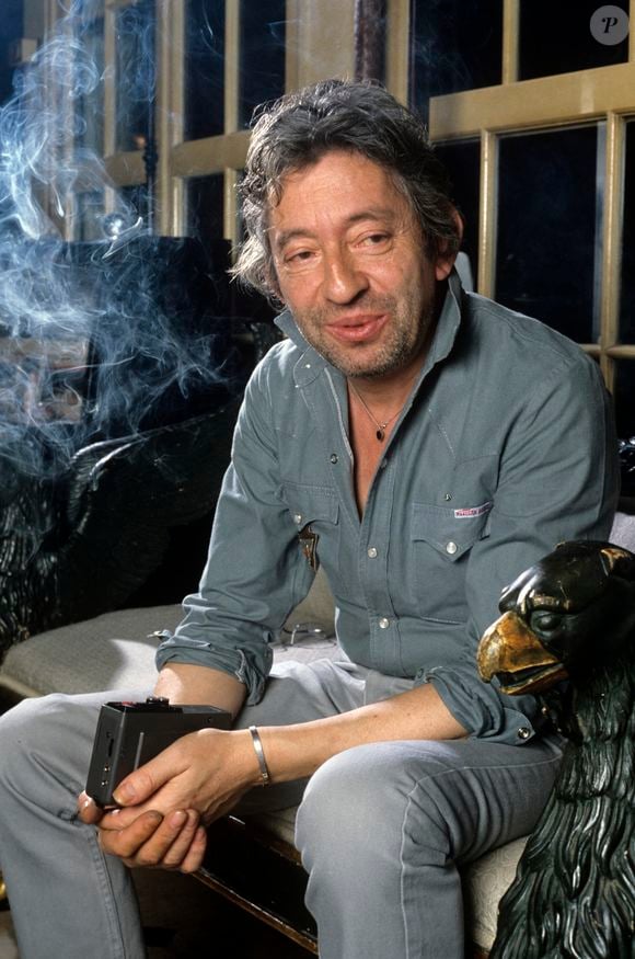 Archives - En France, à Paris, Serge Gainsbourg chez lui, dans son hôtel particulier de la rue de Verneuil, posant au milieu de son bric-à-brac où il entasse des objets hétéroclites en mai 1985. © Michel Marizy via Bestimage