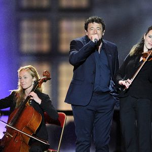 Repérée à 20 ans lors d’un casting sauvage, elle accepte finalement de participer malgré ses réticences envers la téléréalité.

Patrick Bruel et Claire-Marie Bron - Enregistrement de l'émission "La chanson de l'année" au château de Chambord, qui sera diffusée le 5 juin 2021 sur TF1. © Gaffiot-Moreau / Bestimage
