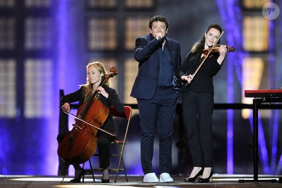 Repérée à 20 ans lors d’un casting sauvage, elle accepte finalement de participer malgré ses réticences envers la téléréalité.

Patrick Bruel et Claire-Marie Bron - Enregistrement de l'émission "La chanson de l'année" au château de Chambord, qui sera diffusée le 5 juin 2021 sur TF1. © Gaffiot-Moreau / Bestimage