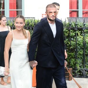 David Beckham et ses enfants, Harper et Cruz quittent l'hôtel La Réserve à Paris, pour assister au défilé de Victoria Beckham lors de la Fashion Week, le 29 septembre 2023.
©Agence/Bestimage