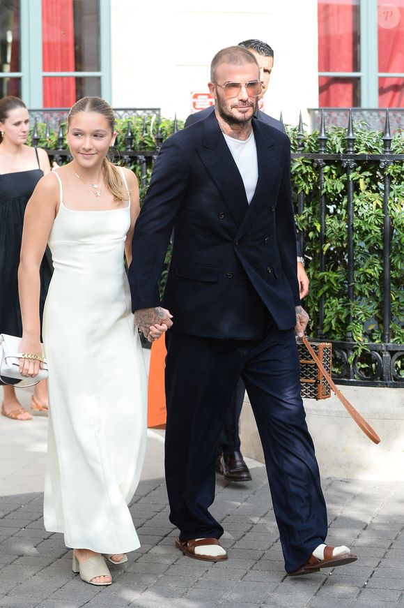 David Beckham et ses enfants, Harper et Cruz quittent l'hôtel La Réserve à Paris, pour assister au défilé de Victoria Beckham lors de la Fashion Week, le 29 septembre 2023.
©Agence/Bestimage