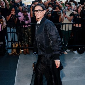 Le 15 septembre 2026, à la Fashion Week de New York, elle a pourtant dévoilé un carré court arrivant au niveau du menton.

Demi Moore assiste au défilé Thom Browne, dans le cadre de la collection prêt-à-porter (RTW) printemps/été 2027, organisé au The Shed, à Hudson Yards, à New York.