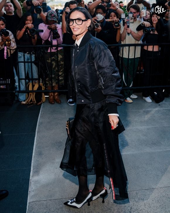 Le 15 septembre 2026, à la Fashion Week de New York, elle a pourtant dévoilé un carré court arrivant au niveau du menton.

Demi Moore assiste au défilé Thom Browne, dans le cadre de la collection prêt-à-porter (RTW) printemps/été 2027, organisé au The Shed, à Hudson Yards, à New York.