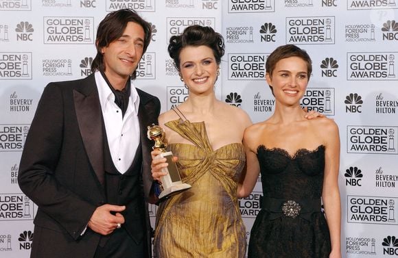 Rachel Weisz (au centre), lauréate du prix de la meilleure performance d'une actrice dans un rôle secondaire pour ""The Constant Gardener"", avec les présentateurs Adrien Brody et Natalie Portman, dans la salle de presse de la 63ème édition des Golden Globe Awards à l'hôtel Beverly Hilton à Los Angeles, CA, USA, le 16 janvier 2006. Photo Hahn-Khayat/ABACAPRESS.COM"
