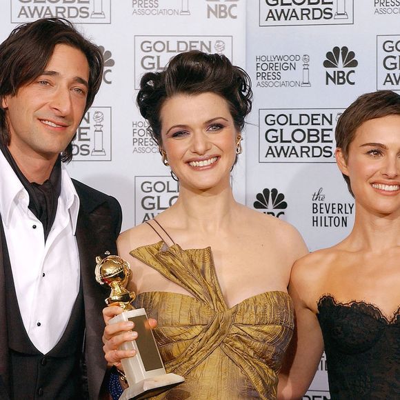 Rachel Weisz (au centre), lauréate du prix de la meilleure performance d'une actrice dans un rôle secondaire pour ""The Constant Gardener"", avec les présentateurs Adrien Brody et Natalie Portman, dans la salle de presse de la 63ème édition des Golden Globe Awards à l'hôtel Beverly Hilton à Los Angeles, CA, USA, le 16 janvier 2006. Photo Hahn-Khayat/ABACAPRESS.COM"