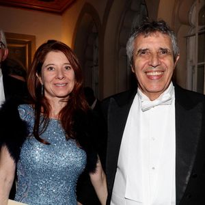 Julien et Hélène ont échangé regards complices, sourires et gestes tendres, ne cachant pas leur bonheur de se trouver dans un endroit aussi prestigieux que le Guildhall pour vivre une soirée magique.


Exclusif - Julien Clerc et sa compagne Hélène Grémillon arrivent au banquet d'état au Guildhall à Londres en marge de la visite du couple présidentiel français au Royaume Uni le 9 juillet 2025.

© Dominique Jacovides / Bestimage