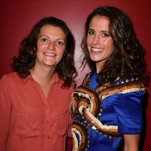 Clémence Castel et sa compagne Marie - Backstage lors du défilé d'ouverture du salon du chocolat 2022 à Paris porte de Versailles le 27 octobre 2022.

© Veeren / Pierre Perusseau / Bestimage