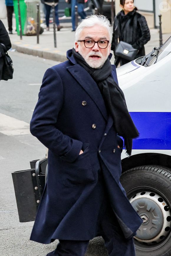 Pascal Praud - Arrivées aux obsèques de C.Laborde en l’église Saint-Roch à Paris, le 6 février 2025. Décédée le 28 janvier 2025 à l'âge de 73 ans, l'ancienne présentatrice météo de TF1 (1988 - 2017) était atteinte de la maladie neurodégénérative à corps de Lewy. 
© Jacovides - Moreau / Bestimage