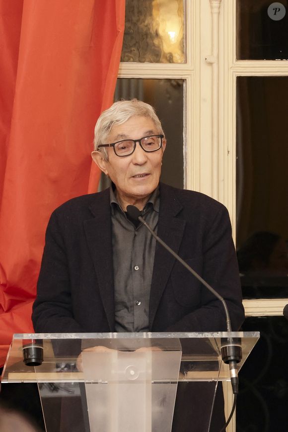 L’écrivain a appelé à l’engagement et à la transmission des valeurs des Lumières devant un public prestigieux.

Exclusif - Boualem Sansal - M.L.D.Lacharrière recevait B.Sansal pour le premier dîner de la Revue des Deux Mondes de l'année - De nouveau libre, B.Sansal répondait à l'invitation de M.L.D.Lacharrière à venir témoigner, lançant ainsi un appel à s'engager en faveur de la transmission et à raviver l'esprit des Lumières.
 
Un discours à la fois touchant et inspirant pour la grande assemblée venue écouter l'écrivain ce soir-là. La culture et surtout les lettres étaient naturellement largement représentées, avec l'ancienne ministre R.Bachelot, le Chancelier de l'Institut de F.X Darcos, le président de la Fondation de France P.Sellal, l'écrivain et prix Goncourt 2024 K.Daoud, l'historien de l'art et académicien des beaux-arts A.Goetz, les éditorialistes F.O Giesbert et F.d'Orcival, ou encore la productrice Y.Benguigui.
 
La porte-parole du Gouvernement M.Bregeon, mais aussi les ambassadeurs du Brésil et de Suisse assistaient également à cette soirée exceptionnelle, dédiée à la liberté et à l'engagement. Paris le 20/01/2026.
© Jack Tribeca / Bestimage