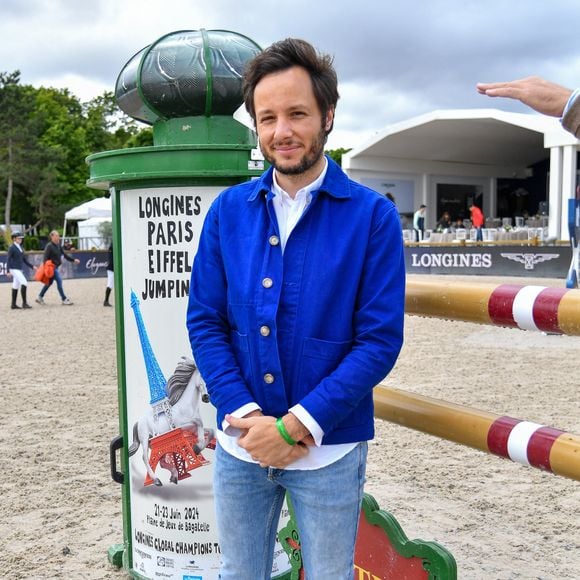 "J'avoue y voir un signe et je dis adieu à mon scooter, après 15 ans sur le front parisien", a-t-on pu lire. 
Le chanteur Vianney à la reconnaissance du prix Barnes lors de la 10ème édition du "Longines Paris Eiffel Jumping" à la Plaine de Jeux de Bagatelle à Paris, France, le 22 juin 2024. © Perusseau-Veeren/Bestimage