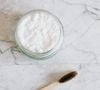 L'application directe de cette poudre blanche permet de neutraliser rapidement les effluves gênants.