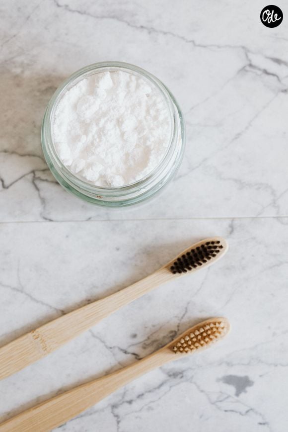 L'application directe de cette poudre blanche permet de neutraliser rapidement les effluves gênants.