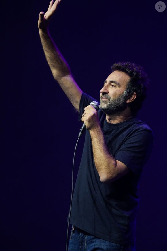 À l'occasion de son passage au micro de Magic Maman, l'humoriste a évoqué sa paternité. 

Mathieu Madénian - " Rire pour Rêver " : la première soirée caritative de l'Association Princesse Margot au Casino de Paris le 29 septembre 2025.

© Anne-Sophie Guebey / Bestimage