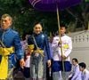 Mais le plus riche de tous est le roi Rama X, Vajiralongkorn de Thailande, qui accumule une richesse entre 30 et 70 milliards de dollars.
Le roi Rama X accompagné de sa femme la reine Suthida lors de son couronnement à Bangkok en Thaïlande, le 4 mai 2019.
Photo : Backgrid USA / Bestimage