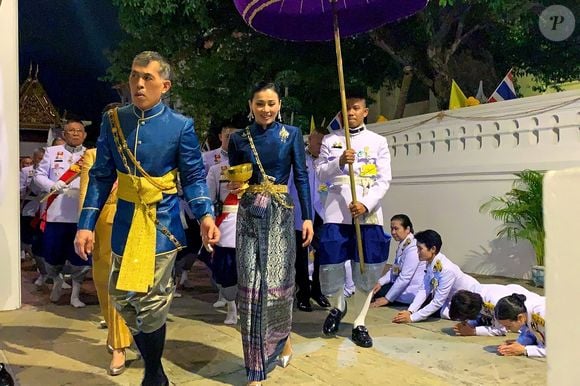 Mais le plus riche de tous est le roi Rama X, Vajiralongkorn de Thailande, qui accumule une richesse entre 30 et 70 milliards de dollars. 

Le roi Rama X accompagné de sa femme la reine Suthida lors de son couronnement à Bangkok en Thaïlande, le 4 mai 2019.

Photo : Backgrid USA / Bestimage
